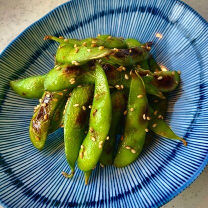 枝豆をこんな風にして食べるのは初めて！
麺つゆが絡んでホクホクしてゴマのプチッと感もたまらない！新感覚えだ豆でした！
この夏は焼き枝豆にハマりそう☆♪